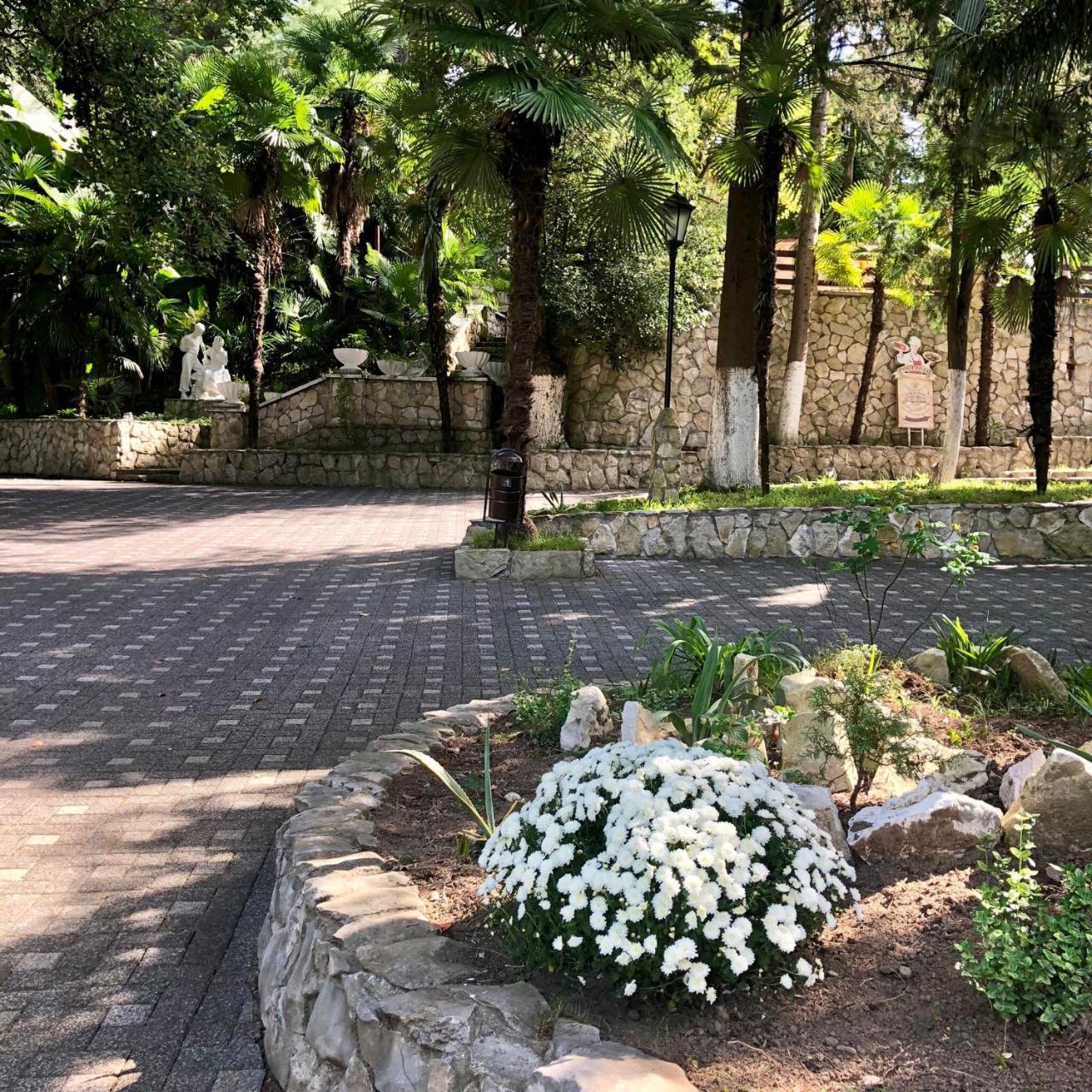 HELIOPARK Gora Bagrata Hotel Sukhumi Bagian luar foto